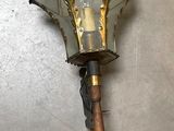 une lampe accrochée au mur
