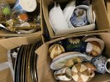des boîtes remplies de plats variés et des bols posés sur une table