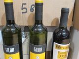 trois bouteilles de vin sont alignées sur un comptoir