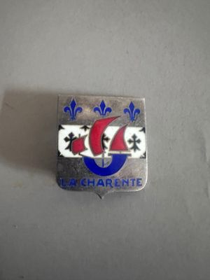 une photo d'une épinglette sur laquelle figure le mot « Charente »