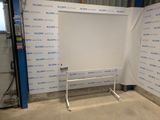 une photo d'une pièce dans laquelle se trouve un tableau blanc