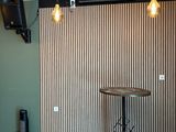une pièce équipée d'une table, de haut-parleurs et de haut-parleurs fixés au mur