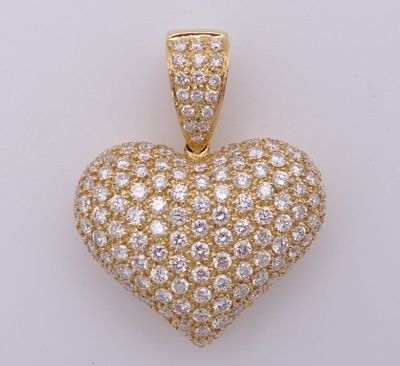 un pendentif en forme de cœur en diamant sur fond blanc