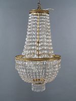 Lustre Montgolfière en métal doré à 3 lumières.