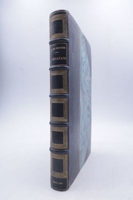 un vieux livre posé sur une table blanche à côté d'un mur blanc