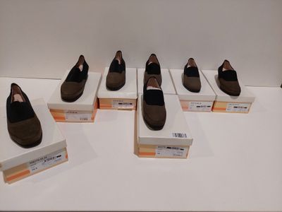 Plusieurs paires de chaussures sont exposées dans une vitrine.