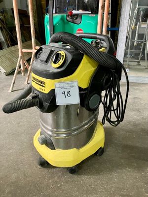 un aspirateur jaune et noir est posé par terre