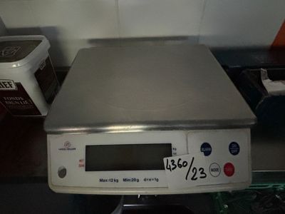 une image représentant une balance sur laquelle est posée une étiquette de prix
