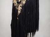 un châle noir et doré orné de franges