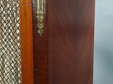 une armoire en bois surmontée d'une porte en osier