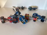 un grand nombre de camions jouets posés sur une table