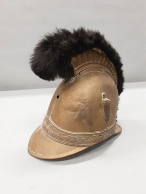 une photo d'un casque orné de fourrure, posé sur une table