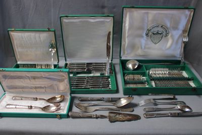 une table avec beaucoup d'argenterie