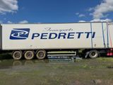 un camion semi-remorque garé sur le côté de la route
