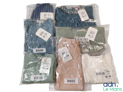 plusieurs paires de chemises pour homme dans des sacs en plastique, posées sur une surface blanche