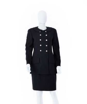 une robe et une veste de mannequin avec des boutons sur les épaules