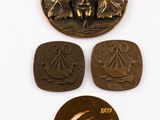 trois pièces en bronze et en métal de couleur bronze sur un fond blanc