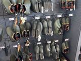de nombreux casques exposés dans un magasin