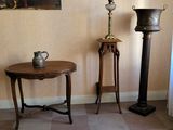 deux vases et une table dans un coin de la pièce