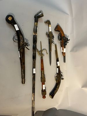 de nombreux types d'armes à feu exposés sur un fond blanc