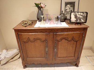 une armoire en bois sur laquelle est posé un vase