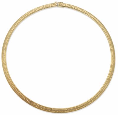 un collier en or orné d'un motif grec sur fond blanc