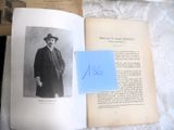 un livre sur lequel figure la photo d'un homme portant un chapeau