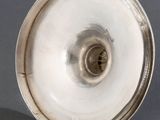 un plateau en argent bordé d'une bordure en argent posé sur une table