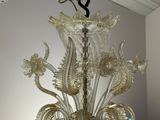 un lustre en verre orné de fleurs et de feuilles