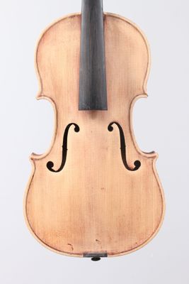gros plan d'un violon avec un archet sur fond blanc