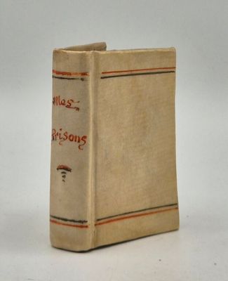 un vieux livre posé sur une table
