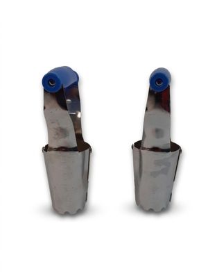 deux pièces métalliques avec des poignées bleues sur fond blanc