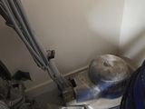 une photo d'une pièce où se trouvent un aspirateur et d'autres objets