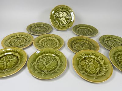 six assiettes vertes ornées de motifs décoratifs sur un fond blanc