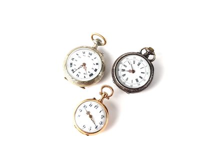 trois types de montres de poche sur une surface blanche