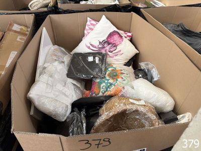 de nombreuses boîtes contenant des objets divers, empilées les unes sur les autres