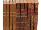 plusieurs vieux livres sont empilés sur une surface blanche