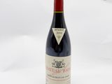 une bouteille de vin posée sur une table