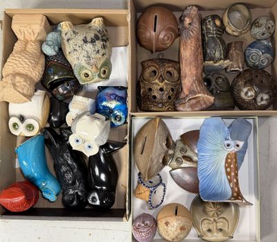une boîte remplie d'animaux et de figurines en céramique de toutes sortes