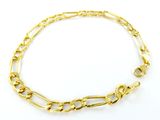 gros plan d'un bracelet en chaîne en or sur fond blanc