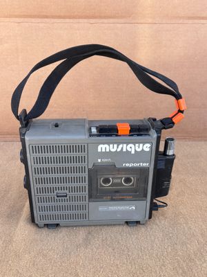 un gros plan d'une radio munie d'une dragonne
