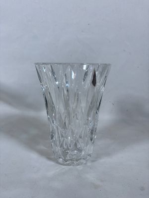 un vase en verre posé sur une surface blanche