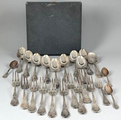 a lot of spoons and spoons that are on the table