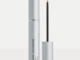 un tube de mascara muni d'une brosse sur le dessus