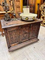Coffre en bois naturel sculpté à décor de style Renaissance