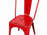 une chaise en métal rouge sur fond blanc