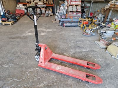 un diable rouge qui se trouve dans un entrepôt