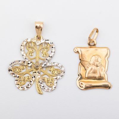 deux pendentifs en or représentant un trèfle à quatre feuilles et un ange