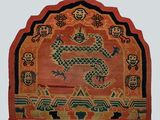 un tapis orange et bleu orné d'un motif représentant un dragon