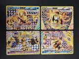 Trois cartes Pokémon sont posées sur une table avec un fond noir.